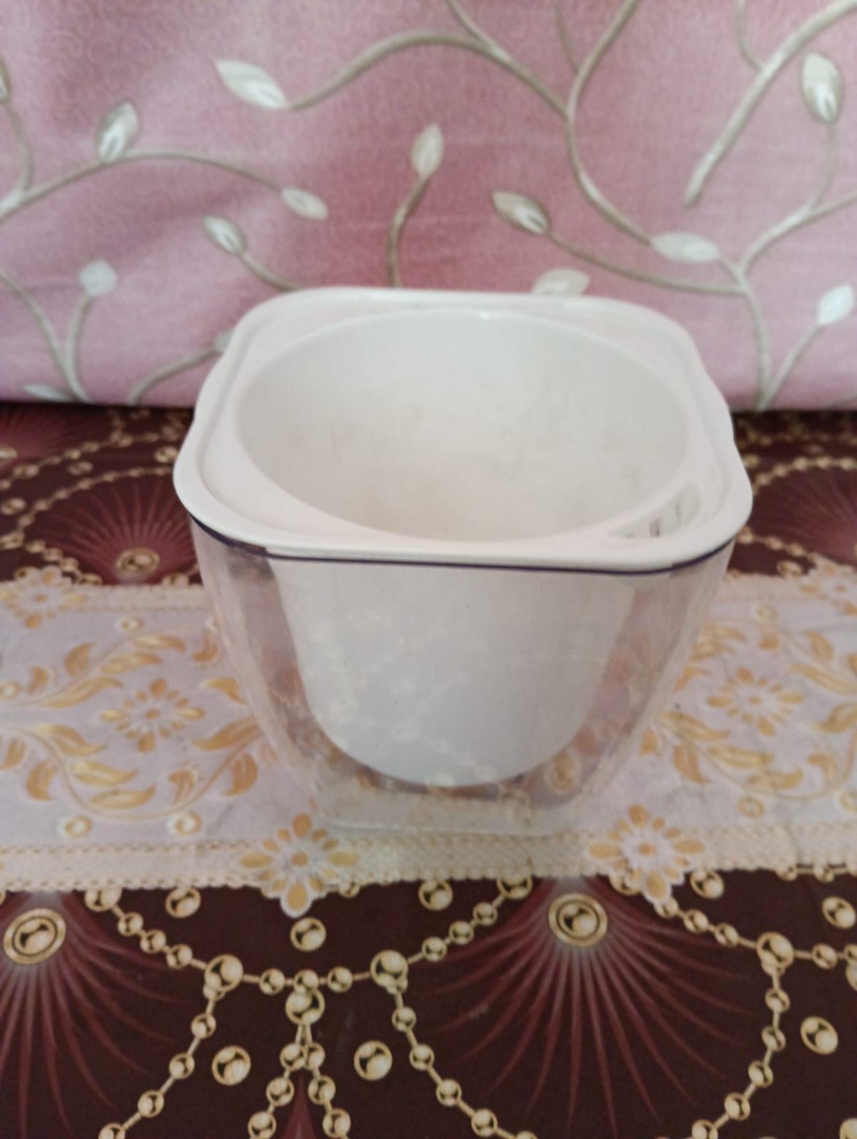 Lov self watering pot